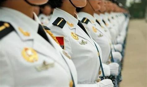 女兵到底穿不穿護胸？訓練期間女兵都是穿這個，女人當兵真不容易 每日頭條