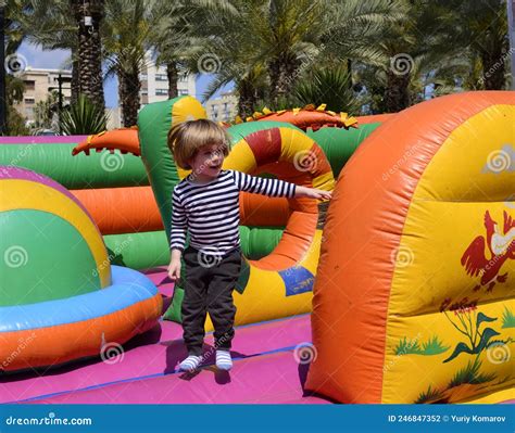 Kind Springen Auf Bunten Spielplatz Trampolin Kinder Springen In