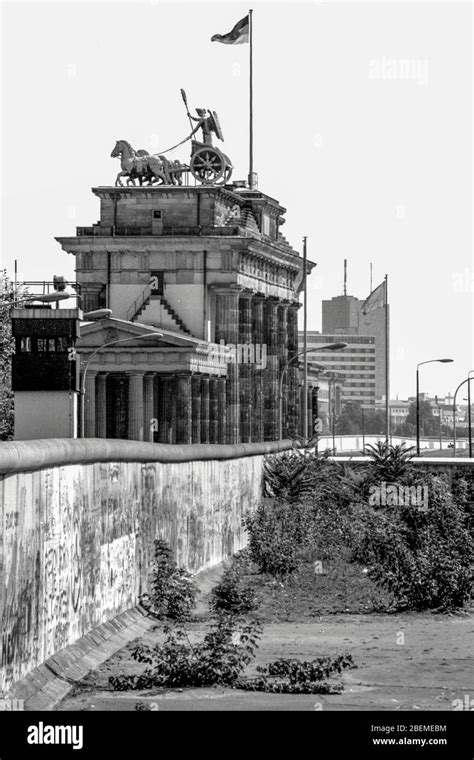 Brandenburg gate berlin wall hi-res stock photography and images - Alamy