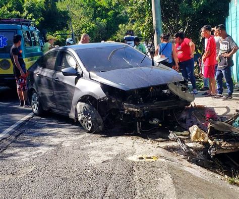 2 Personas Resultan Lesionadas Tras Choque De Carro Contra Poste En