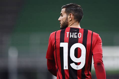 Psg Mercato Italian Media Outlet Reports Milan S Theo Hernandez Won T