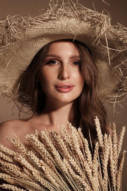 Retrato De Uma Linda Mulher Um Chap U De Palha Cabelo Solto E