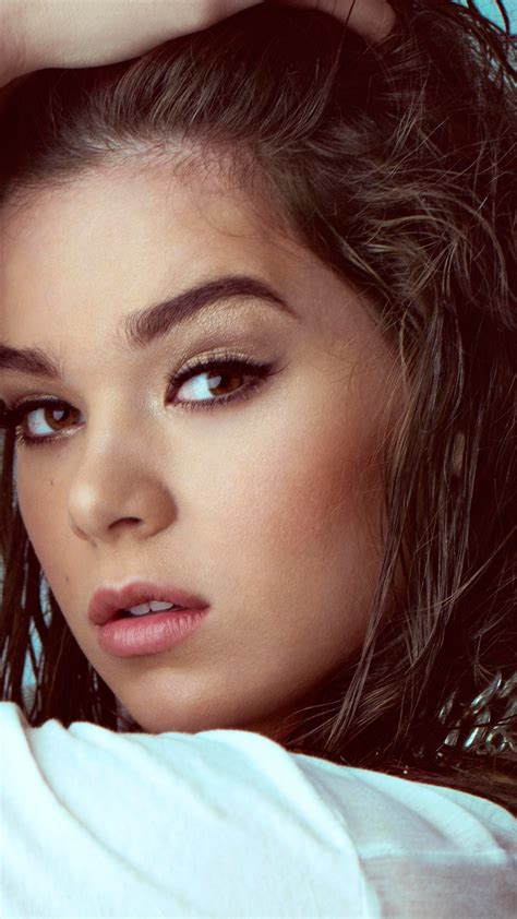 Celebrity Hailee Steinfeld Brunette Close Up Brown Eyes Face Actress 1440x2560 Phone HD