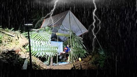 Diguyur Hujan Deras Tengah Malam Membangun Shelter Bambu Yang Luas Di