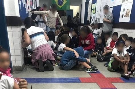 Crianças Se Escondem Em Corredor De Escola Em Tiroteio Na Rocinha