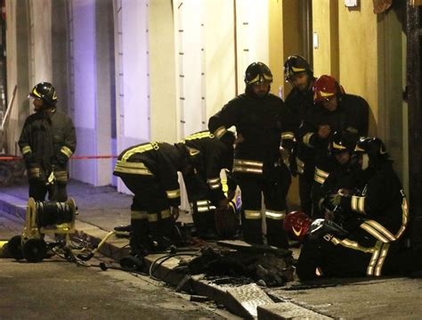 Firenze Fuga Di Gas E Voragine Sul Lungarno Diaz Chiusa La Strada