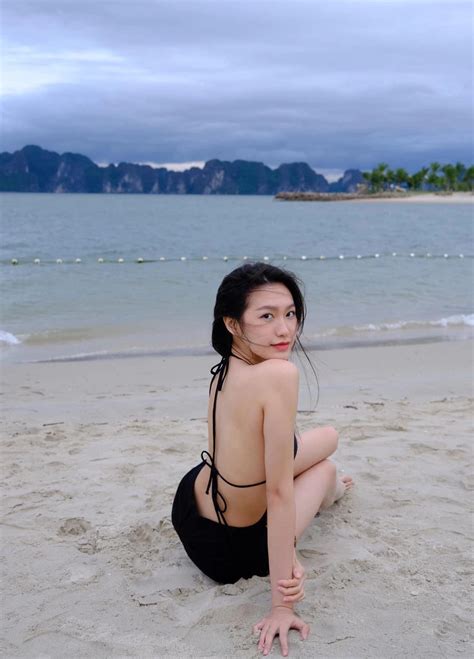 Bạn gái Đoàn Văn Hậu đốt mắt fan với loạt ảnh bikini khoe dáng đồng hồ cát