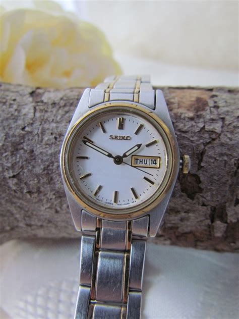 Nice Vintage Seiko Quartz Ladies Wristwatch New Bat Gem