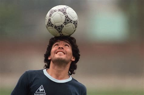 Diego Armando Maradona ícono De La Moda Cultura Del Vestir