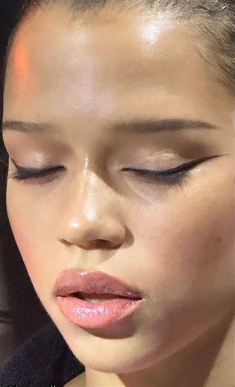 Winged Eyeliner Nude Lip Makeup Inspiration Makeup Routine Eye Makeup