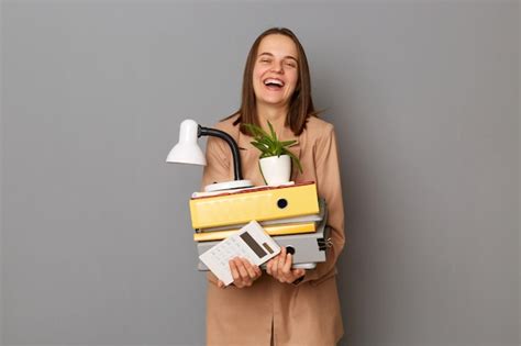 Retrato De Una Mujer Ri Ndose Feliz Con Una Chaqueta Beige Posando