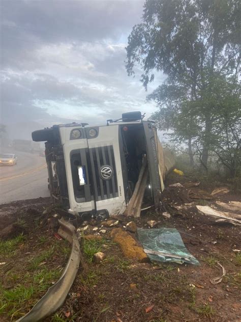 Itabirito Br Caminh O Tomba Na Serra Da Santa E Chapa Tem Fratura