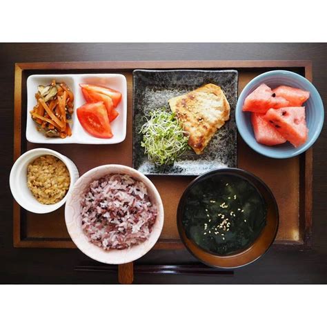 高木沙織さんのインスタグラム写真 高木沙織instagram「🍚 夏はトマトに塩をかけただけの シンプルな食べ方が最高♡ トマト