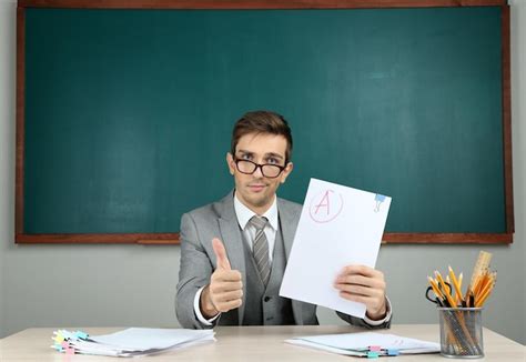 Profesor Joven Sentado En El Aula De La Escuela Foto Premium