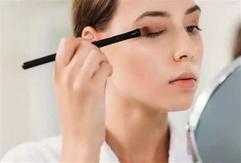 Beauty In This Way You Can Do Your Own Makeup In 15 Minutes Read