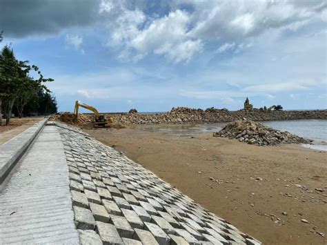 Pembangunan Revetment Pantai Manggar Capai 90 Persen Molor Kontraktor