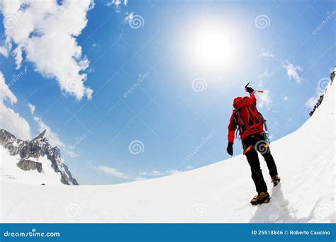 到达山顶 库存照片 图片 包括有 探险 结算 一个 喜悦 冒险家 登山人 登山 远征 登山家 25518846