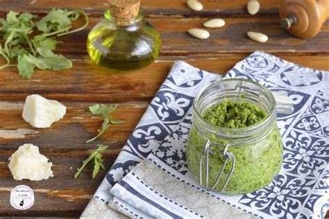 Pesto Di Rucola E Mandorle Una Cameriera In Cucina