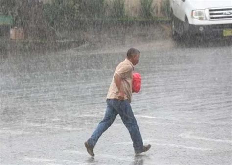 Torrenciales Lluvias Dejan Muertos Y Derrumbes En El Salvador Aquiahora