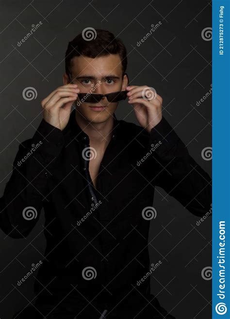 Un Joven De Pelo Oscuro Con Camisa Negra Imagen De Archivo Imagen De