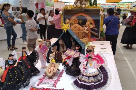 Chiclayo Artesanas Presentan Nacimiento En Vivo En Balsa De Totora Del