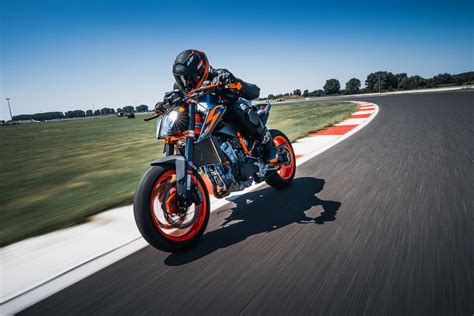 Ktm Duke R The Super Scalpel Gets A Sharp New Look Canada