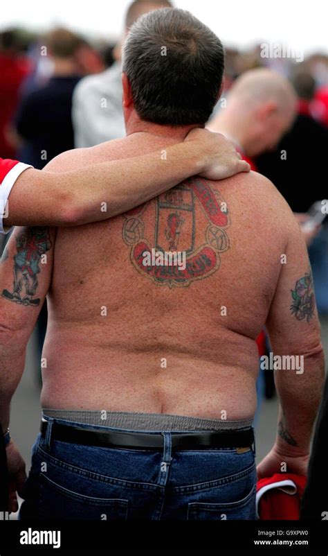 Un Fan Del Manchester United Muestra Su Lealtad Mientras Los Seguidores