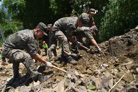 重庆万州强降雨引发山体滑坡，武警官兵多点救援军事频道央视网