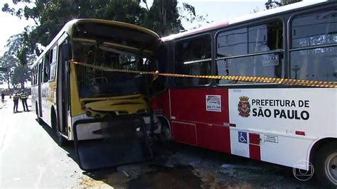 Acidente entre dois ônibus deixa 23 feridos na Zona Leste de SP São