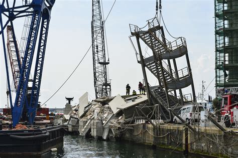 L Incidente Al Porto Di Genova Foto Il Post