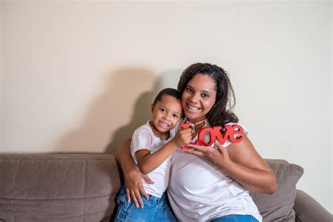 Madre E Hijo Jugando Con La Palabra Amor En El D A De La Madre Foto