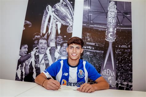 Gon Alo Sousa Renova O Fc Porto