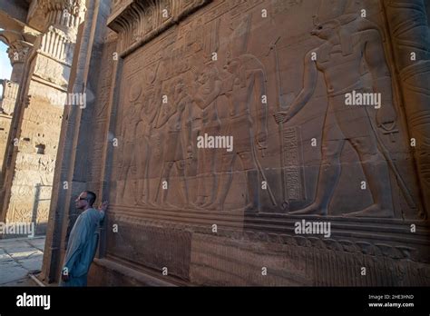 Esculturas De Relieve De Piedra En Las Paredes Del Templo Kom Ombo En