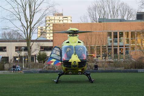 Helic Ptero De Ambulancia Desplegado En Una Ca Da En Interiores Imagen