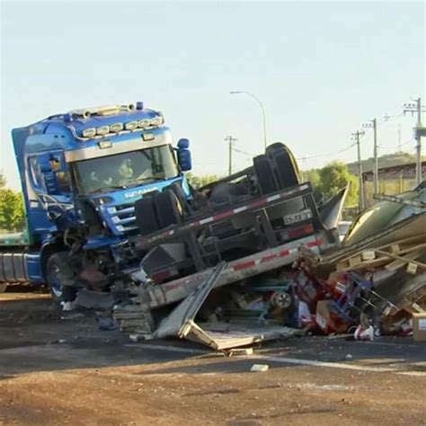 Colisi N Entre Dos Camiones Y Un Autom Vil Deja Dos Personas Heridas Y