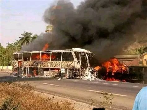 Une Collision Entre Un Bus Et Un Camion Fait 22 Morts Dans Le Centre Du