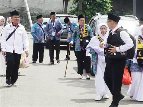 Jamaah Calon Haji Mulai Tiba Di Asrama Haji Pondok Gede Jakarta