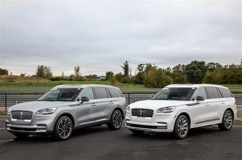 Which to Buy? 2020 Lincoln Aviator Vs. Aviator Plug-In Hybrid - AutoMotoBuzz.com