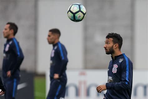 Clayson é confirmado no time titular do Corinthians para encarar o