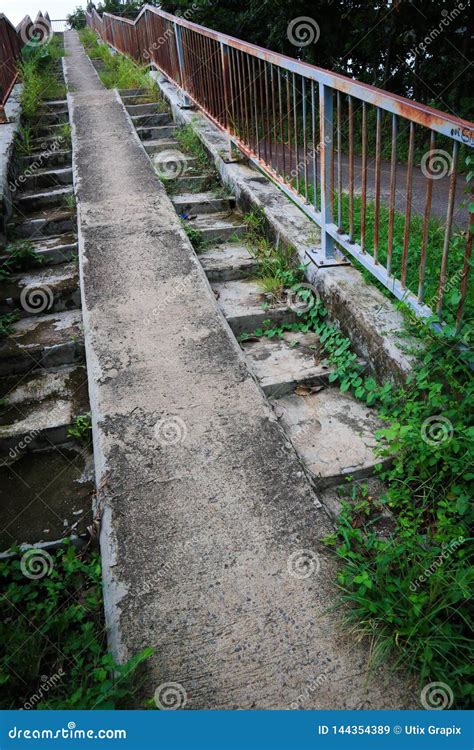 Escadas Abandonadas Sujas Imagem De Stock Imagem De Pico