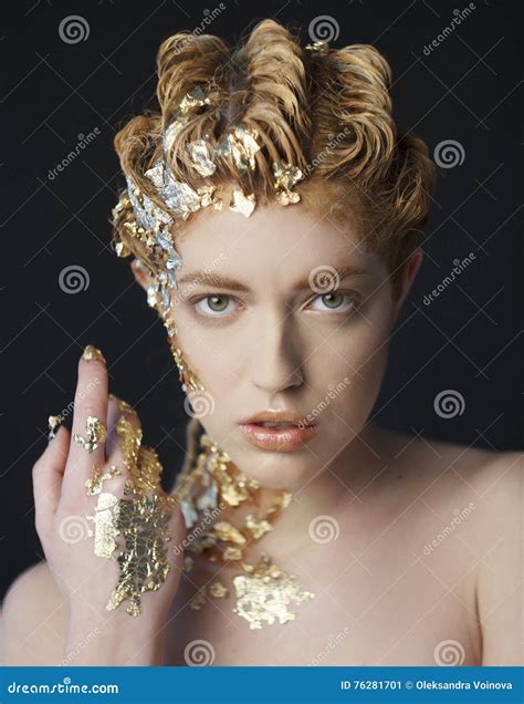 Retrato Del Modelo Atractivo Hermoso Con La Hoja De Oro En Su Cara