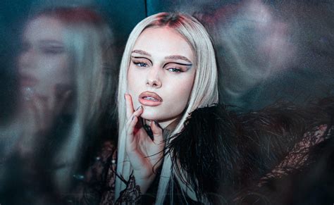 eva timush debuteaza alaturi de global records cu prima piesa tattoo