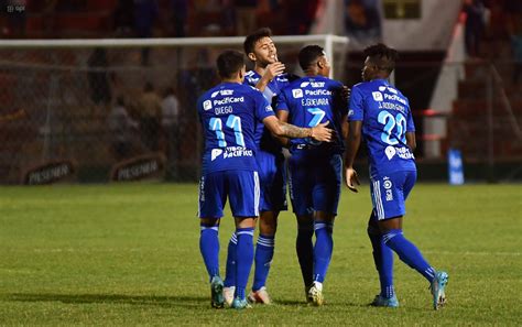 Emelec Vence Al Deportivo Cuenca En El Estadio Reales Tamarindos