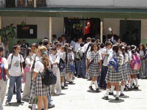 Acusan A Maestro De Abusar De Alumnas