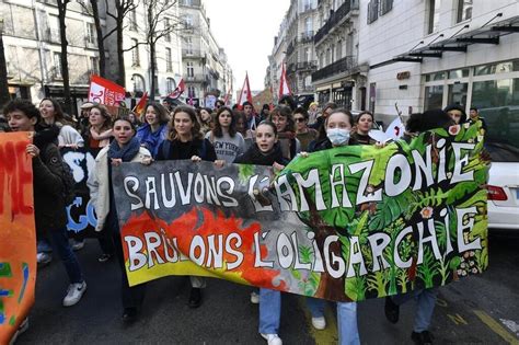 Des Centaines De Jeunes D Filent Pour Le Climat Dans Les Rues De Nantes