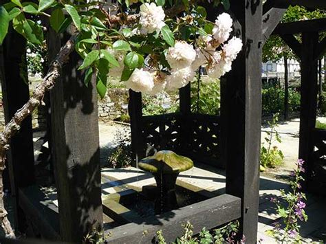 Jardin du prieuré Locmaria à Quimper 29 Arrosoirs et Sécateurs