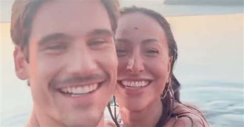 Em viagem romântica Sabrina Sato e Nicolas Prattes confirmam