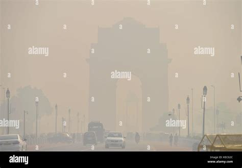 Delhi smog india gate hi-res stock photography and images - Alamy