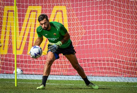 Trigoria Roma In Campo Per Preparare La Sfida Con La Cremonese Foto