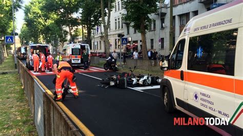 Milano Incidente In Viale Cassala Perde Il Controllo Della Moto E Si